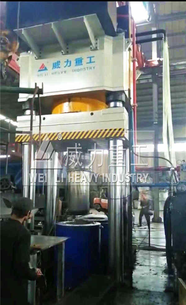 石墨坩埚成型1500吨三梁四柱液压机